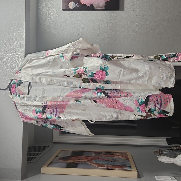 Women's White Japanese Style Robe - Picture 9 of 9